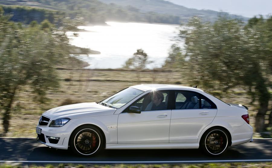  Mercedes-Benz C63 AMG 2011 года  (фото 16 из 25)